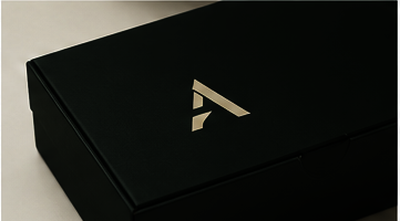 Alandra icon on a dark green gift box
